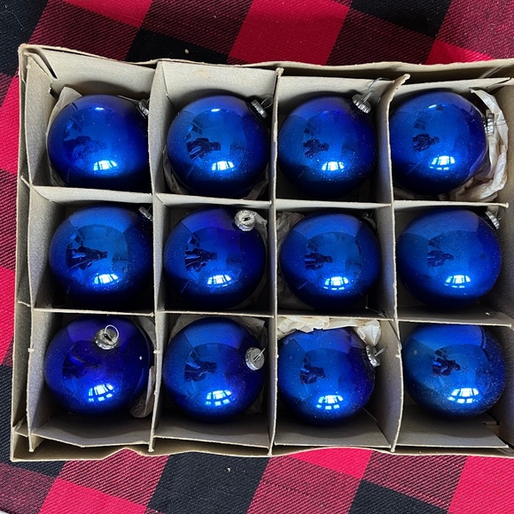 12 Vintage Ornaments in Original Box - Picture 2 of 10